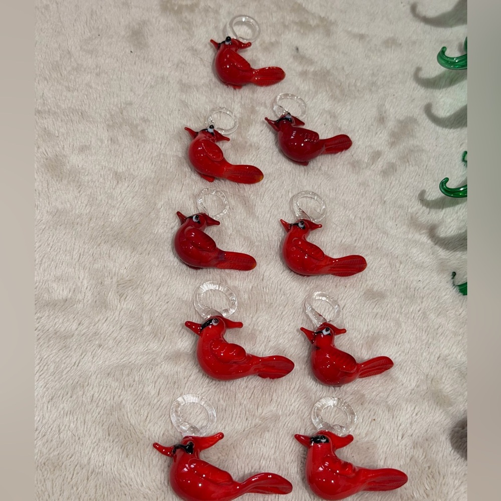 Miniature Glass Christmas Tree with 9 Cardinal Ornaments - Picture 4 of 6